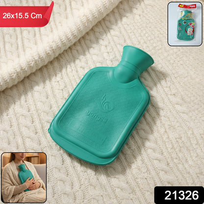 Wukusy reusable hot water bottle, 26 cm by 15.5 cm, made of soft rubber with a screw-on cap for hot water storage.
