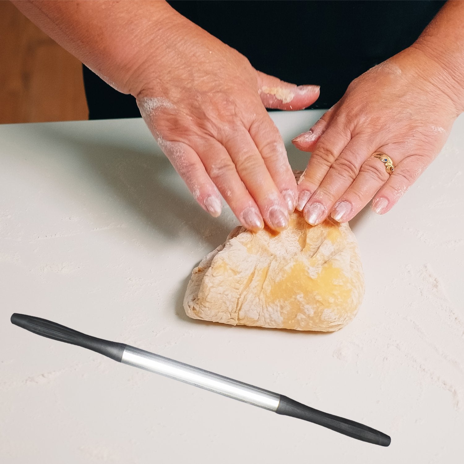 Black Wukusy 2520 kitchen plastic Belan rolling pin, lightweight kitchen tool for baking and dough rolling.