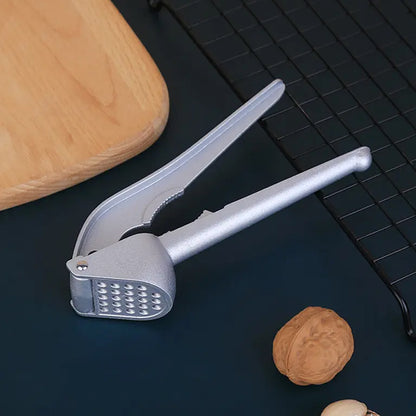 Wukusy 7030a garlic press made of lightweight aluminum, easy to use, dishwasher safe, ideal for cooking and baking in the kitchen.