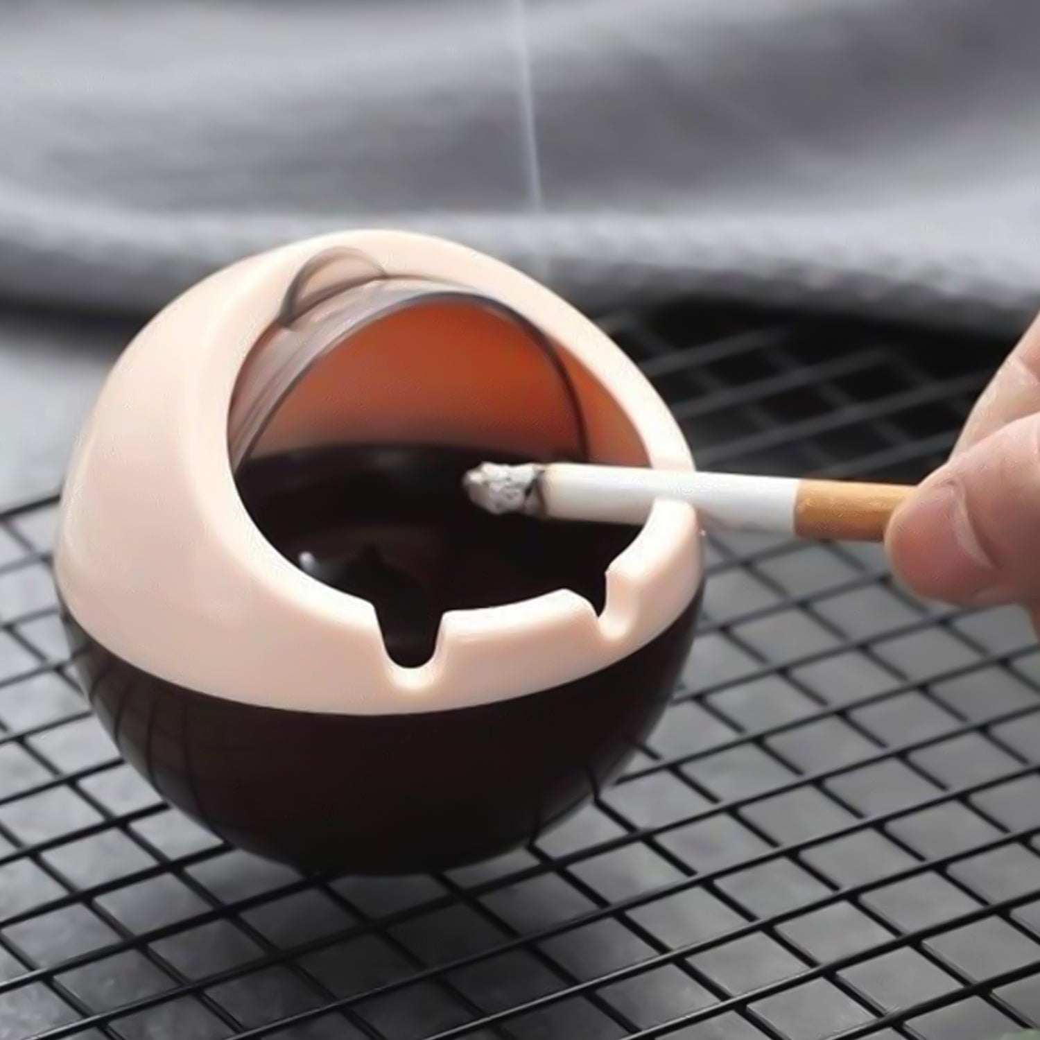 Wukusy plastic ball ashtray with lid, windproof design, portable indoor outdoor home improvement accessory