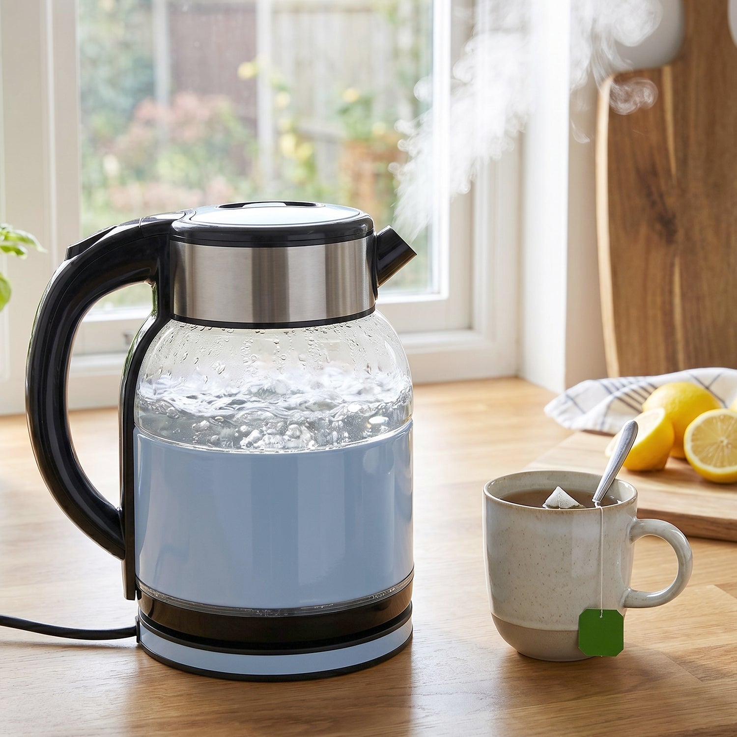 Wukusy Suta electric glass kettle with 2-liter stainless steel body, clear glass window, and ergonomic handle for boiling water.