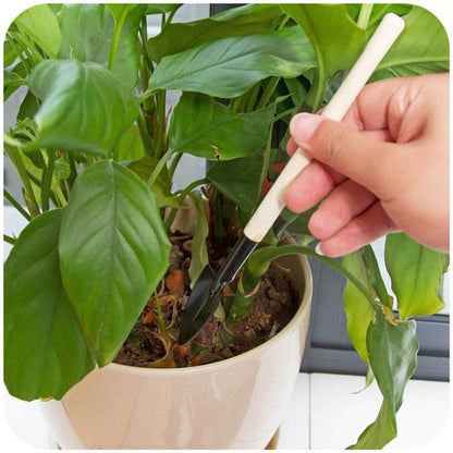 Wukusy kids garden tools set includes a trowel, shovel, and rake, perfect for children’s outdoor gardening activities.