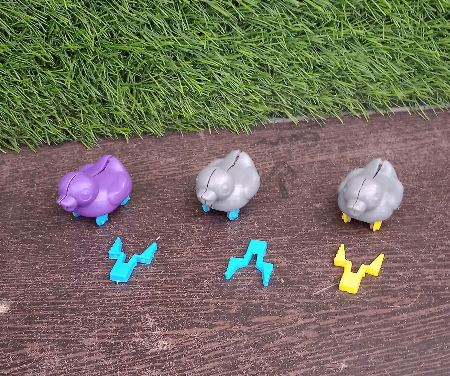 Small Wukusy push-back duck toy with ejectable spring tail, a fun DIY rubber duck toy for children.