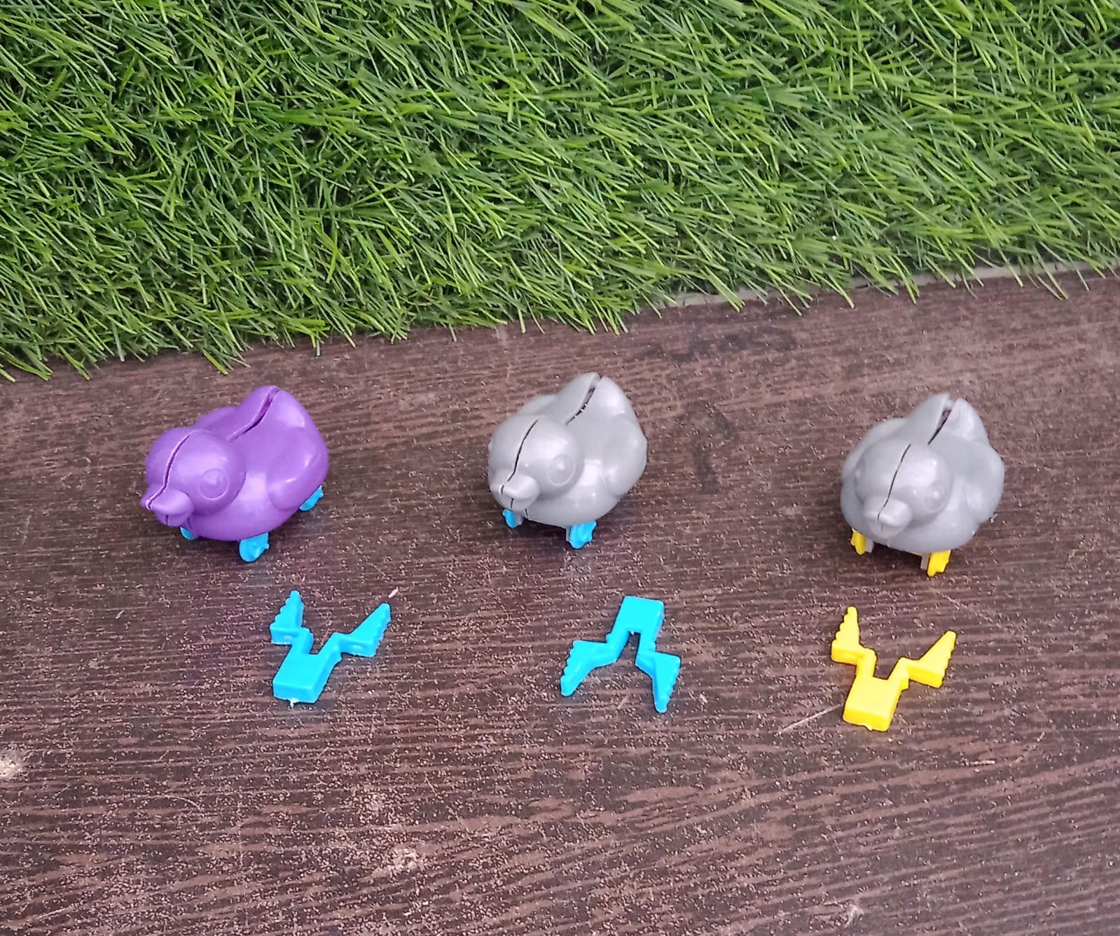 Small Wukusy push-back duck toy with ejectable spring tail, a fun DIY rubber duck toy for children.