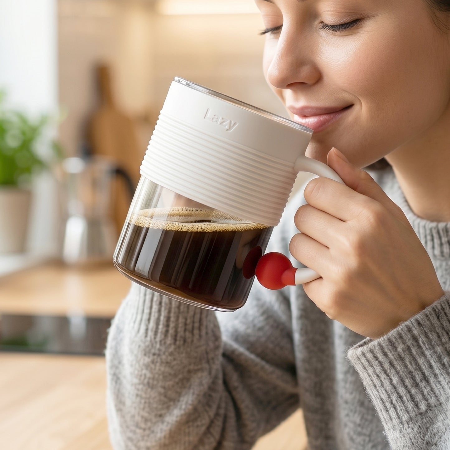 Wukusy transparent plastic tea and coffee mug with ring handle, suitable for home or office use, shown with beverage inside.
