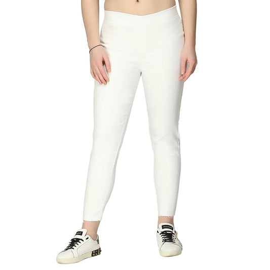 White women's regular fit jeans by FIZZI SHOP, shown on a model, featuring classic denim style and clean white color.