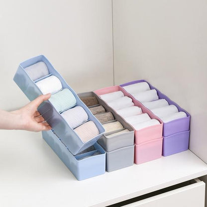 Wukusy 1371 clear plastic bead storage tray with multicolour dividers, perfect for jewelry and craft bead organization.