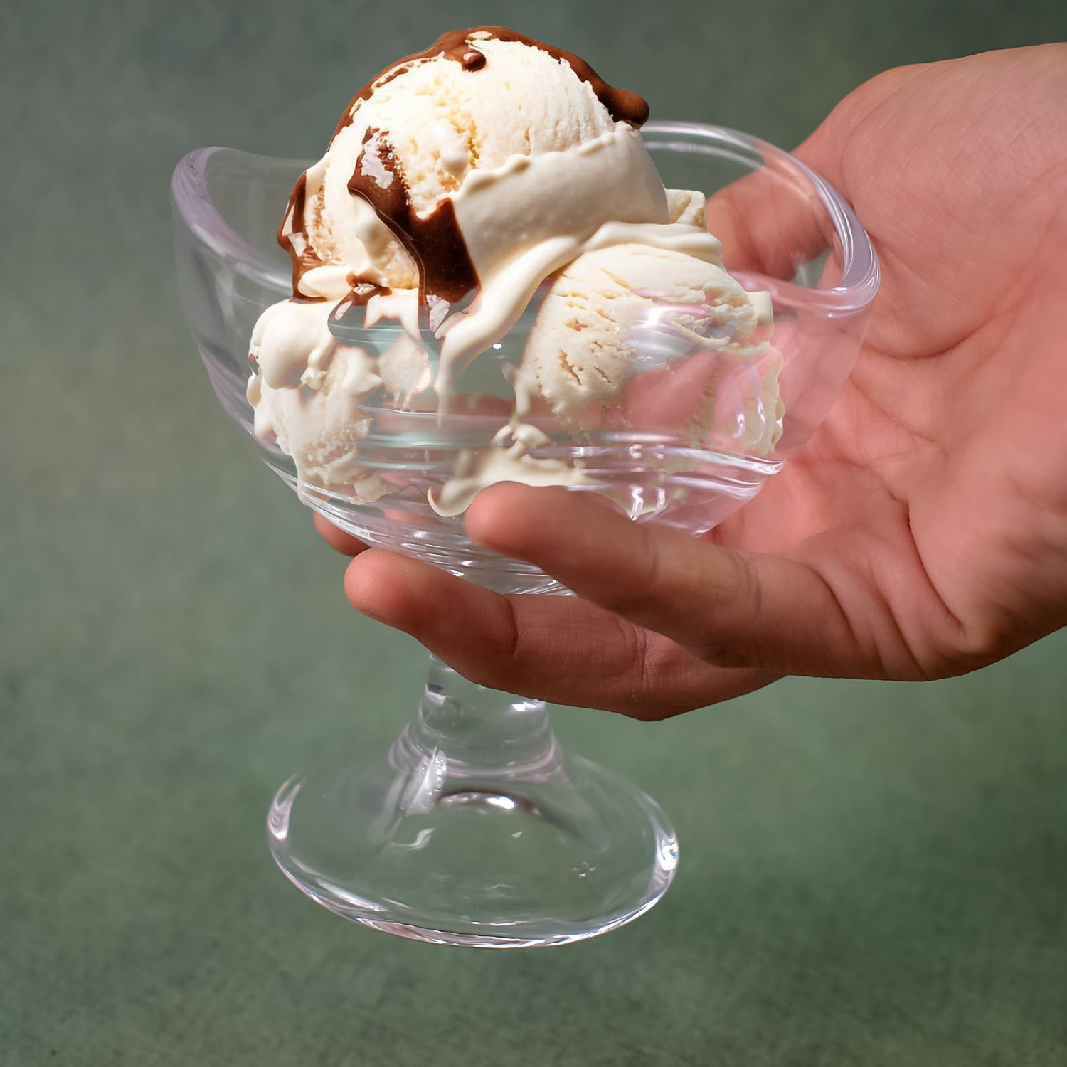 Set of two Wukusy glass dessert bowls with footed design, ideal for serving ice cream or desserts, clear and elegant.