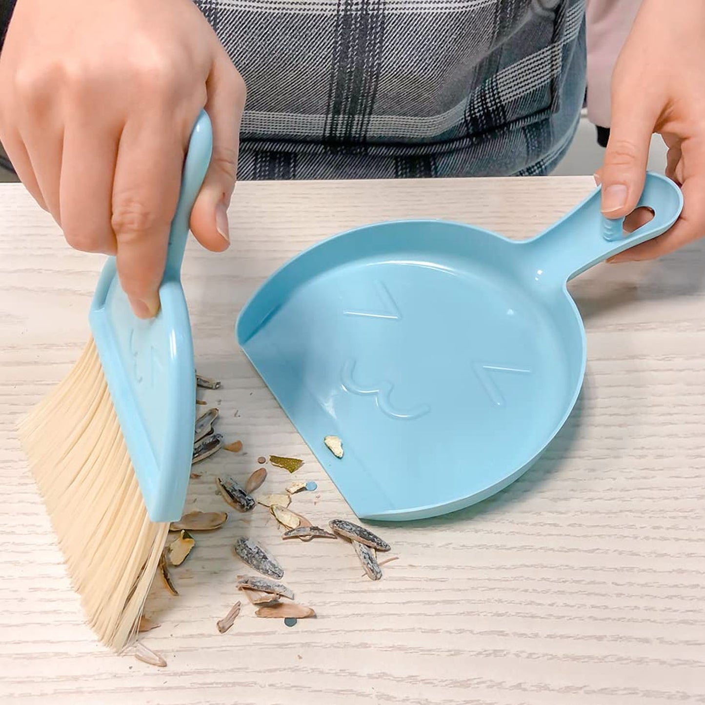Wukusy 2-in-1 mini cleaning dustpan and hand brush set with compact design for quick indoor cleaning tasks