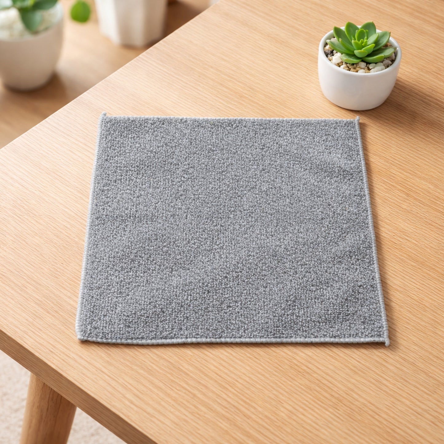 Wukusy reusable microfiber cleaning cloth, 29x29 cm, shown spread out for cleaning on a surface, eco-friendly and soft fabric.