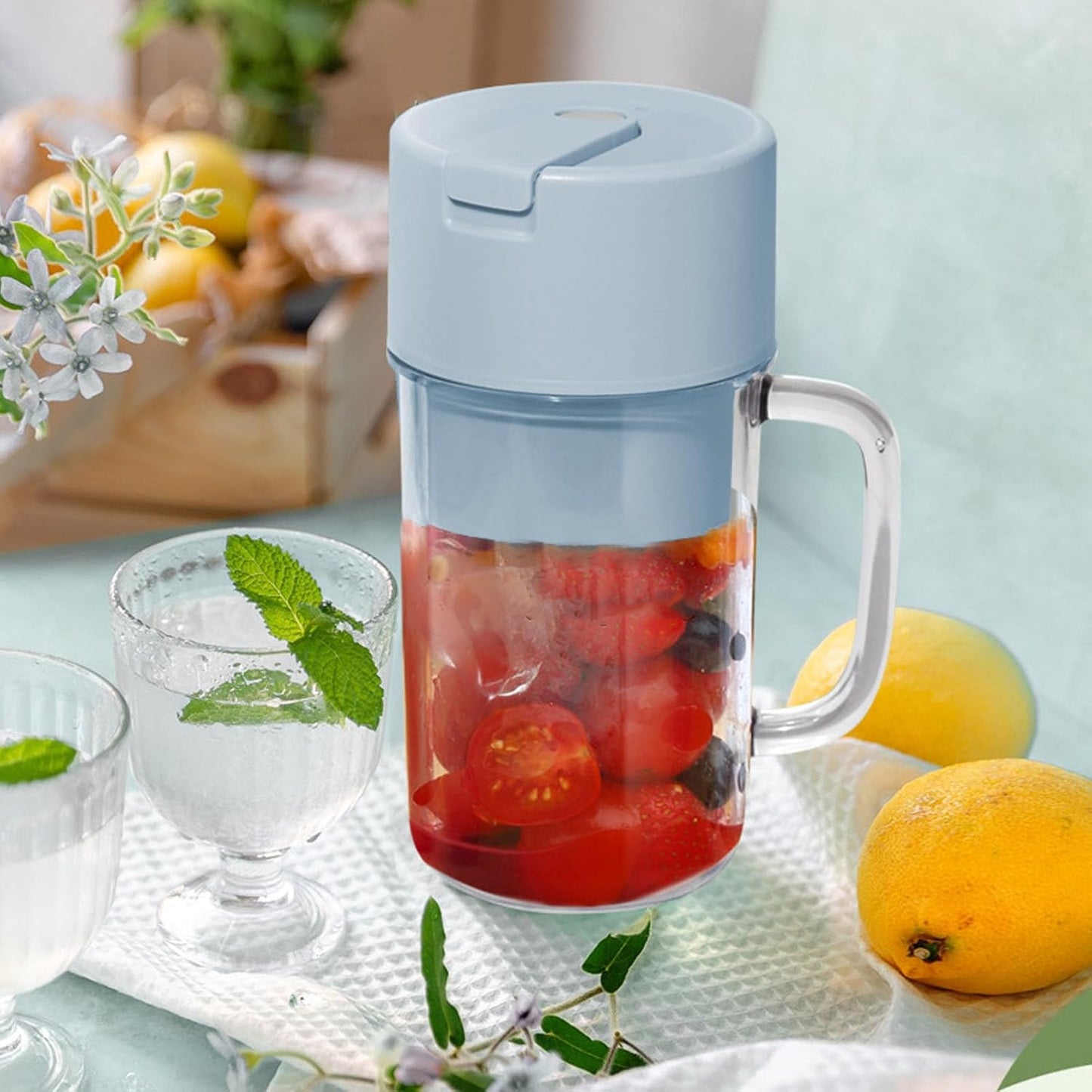 Wukusy portable electric juicer with handle, stainless steel blades, USB rechargeable, 500ml capacity, in black and silver.