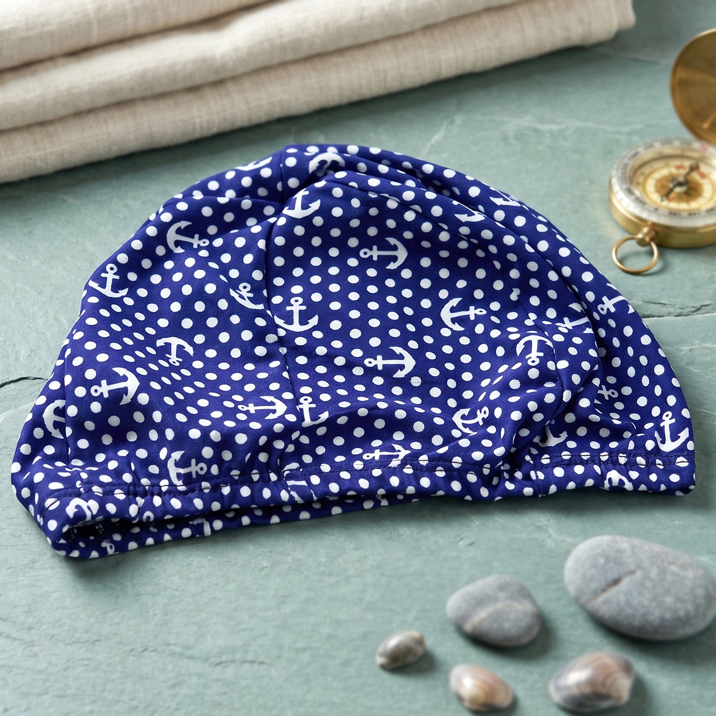Stretchable Wukusy swimming cap in black fabric, designed for a comfortable fit during swimming activities.