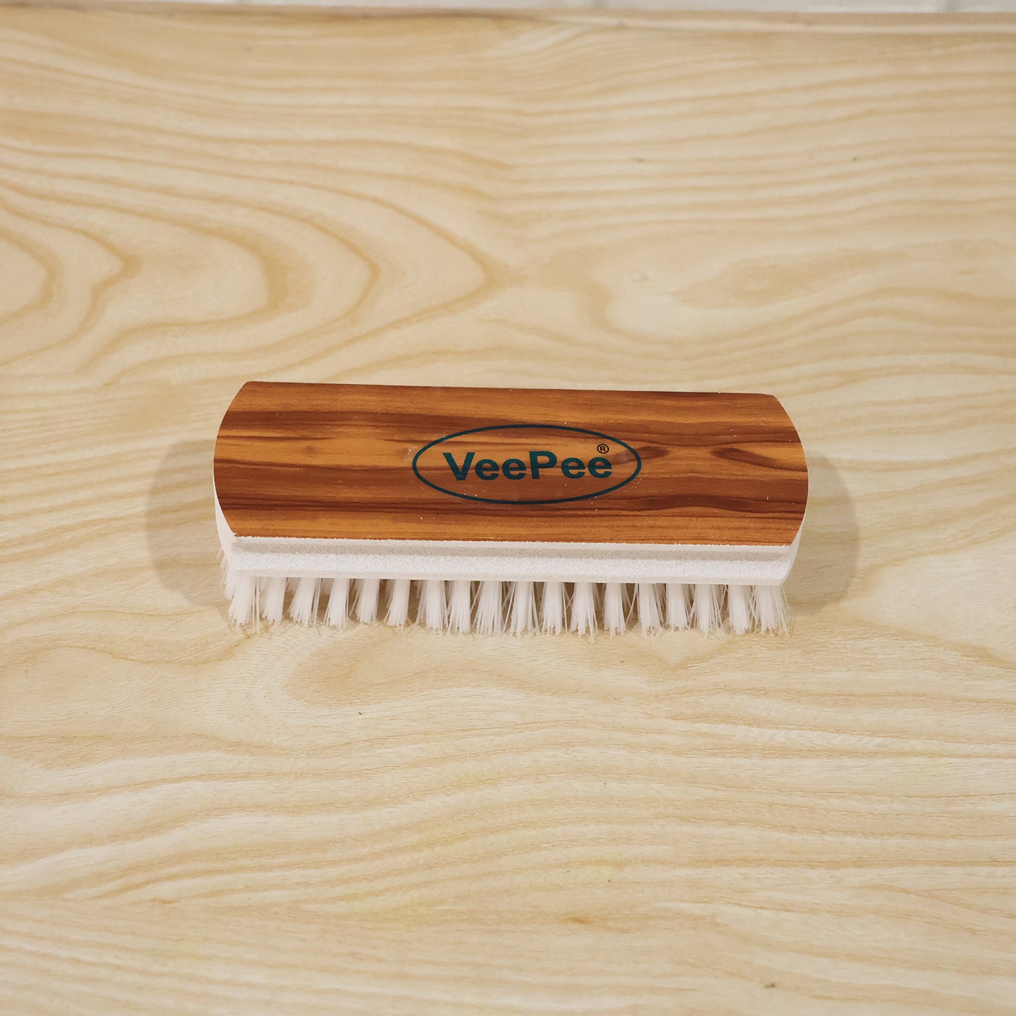 Wukusy Veepee heavy-duty cloth washing brush with sturdy handle and bristles, ideal for cleaning fabrics and surfaces.
