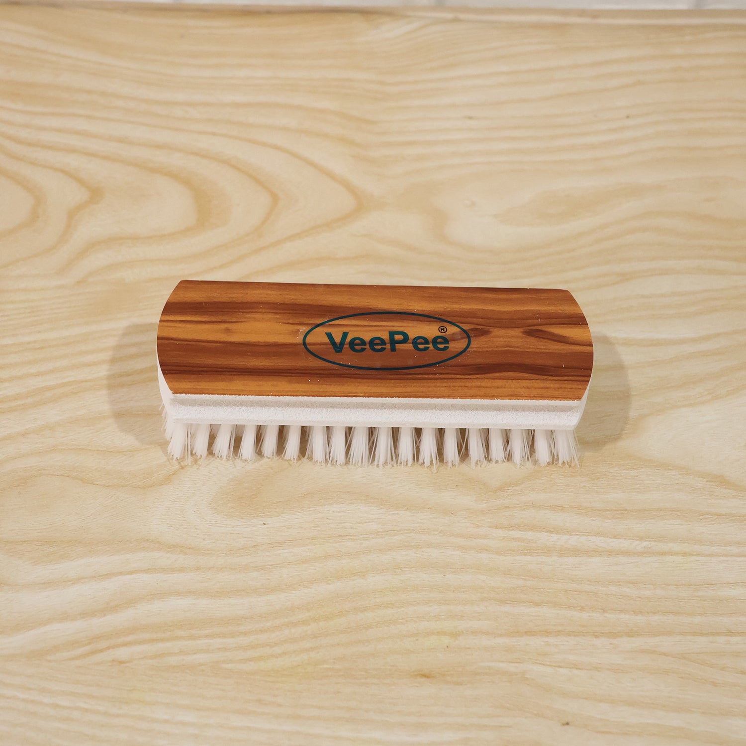 Wukusy Veepee heavy-duty cloth washing brush with sturdy handle and bristles, ideal for cleaning fabrics and surfaces.