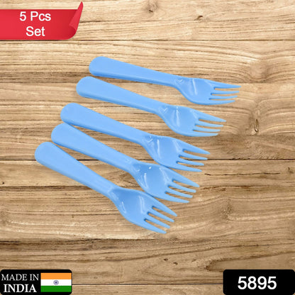 Set of 5 reusable heavy-duty plastic forks by Wukusy, ideal for home, travel, and party kitchen use.