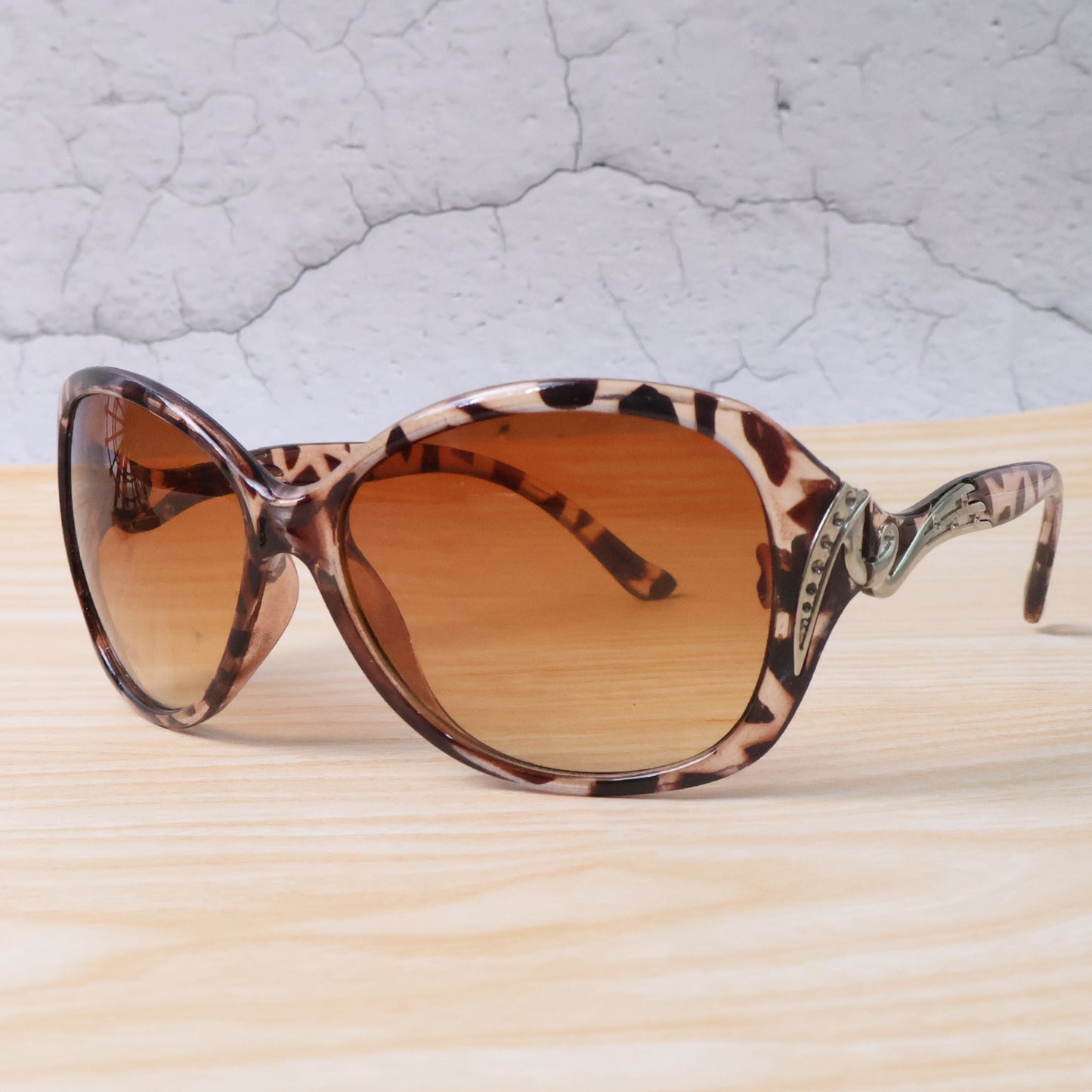 Wukusy UV400 protective fashion sunglasses with black frames and dark lenses, designed for stylish eye protection.