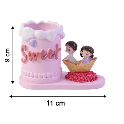 Wukusy romantic love couple resin desk organizer pencil cup with heart-shaped design and decorative stand for office or study.