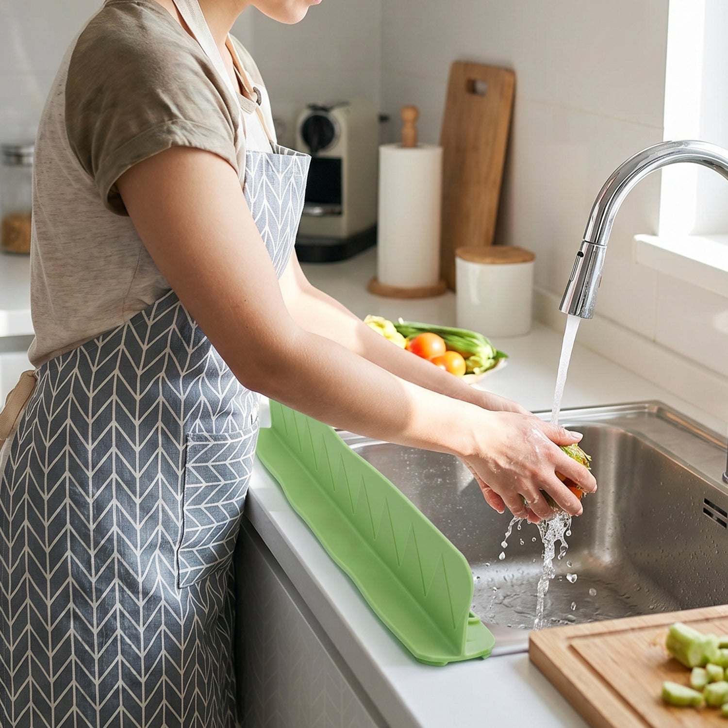 Flexible silicone kitchen sink splash guard in black, 48 cm, from Wukusy, designed to prevent water splashes.