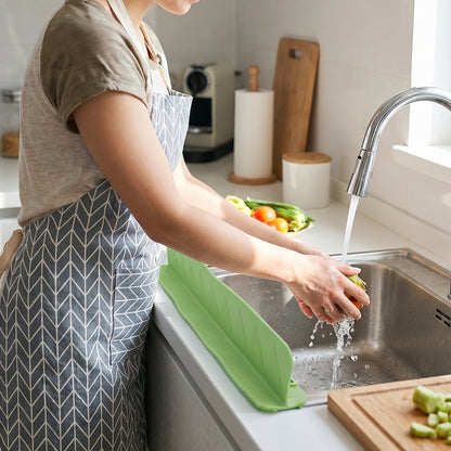 Flexible silicone kitchen sink splash guard in black, 48 cm, from Wukusy, designed to prevent water splashes.