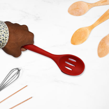 Wukusy 5391 silicone non-stick heat-resistant kitchen turner with a sturdy handle, ideal for flipping and serving food.