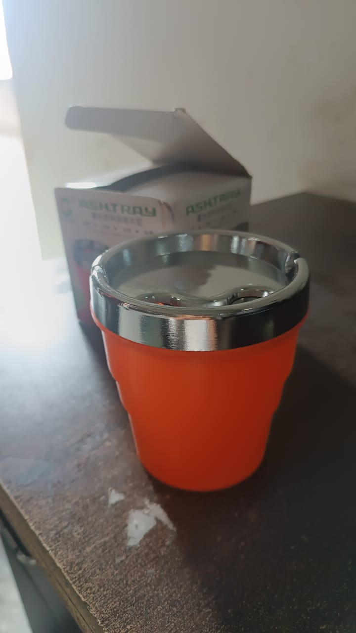 Wukusy plastic car ashtray holder cup with lid, compact and portable for vehicle cigarette disposal, shown in the image.