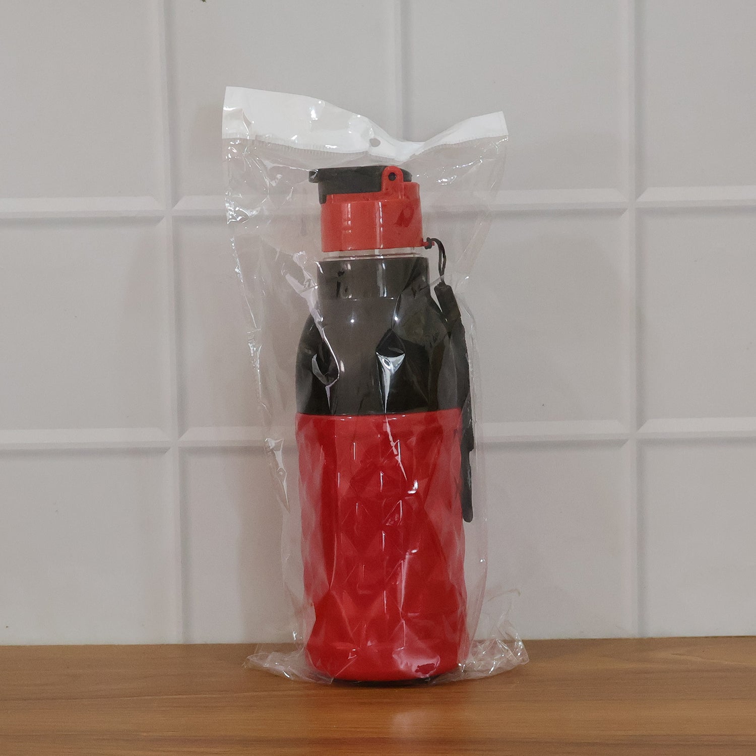 Wukusy plastic sports water bottle, 1000 ml capacity, clear with a black screw-on lid, designed for active hydration.