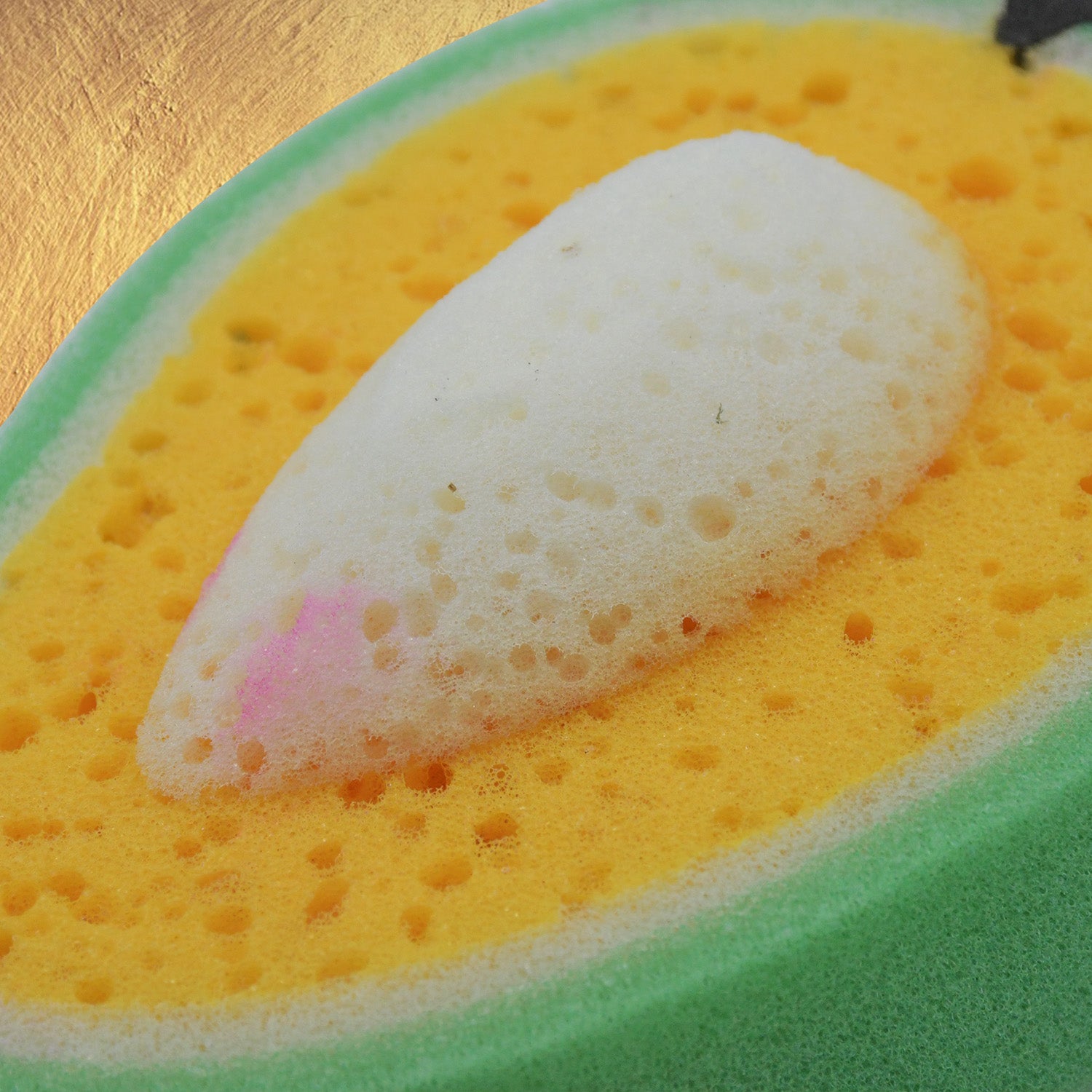 Wukusy mango-shaped kitchen sponge for dishwashing and cleaning, featuring a vibrant orange design and soft scrubbing surface