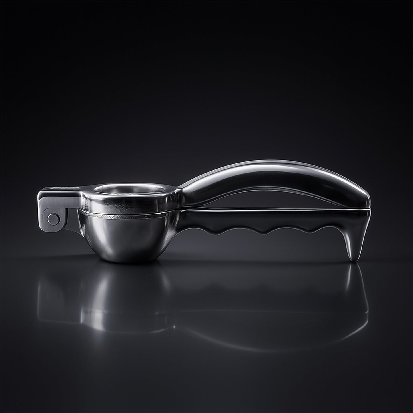 Wukusy Supermom aluminum lemon squeezer with ergonomic handle and metal reamer for fresh citrus juice extraction