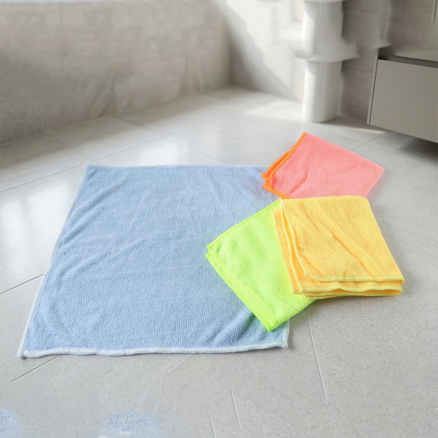 Set of four Wukusy microfiber cleaning cloths, 29x30 cm, ideal for dusting, wiping surfaces, and general cleaning tasks.