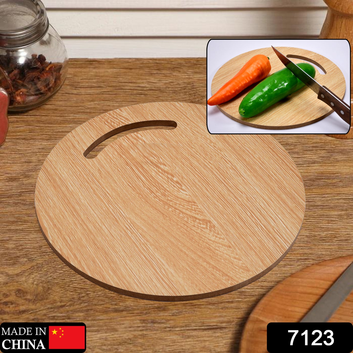Wukusy 7123 wooden round chopping board for chopping fruit and vegetables, with a smooth natural wood finish.