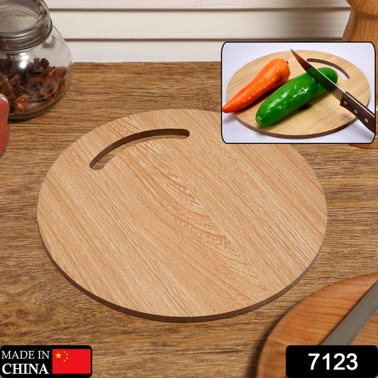 Wukusy 7123 wooden round chopping board for chopping fruit and vegetables, with a smooth natural wood finish.