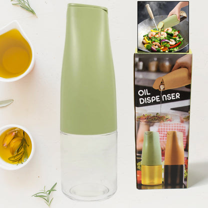 Wukusy 8214 500ml glass oil dispenser with automatic open lid for cooking, grilling, and frying in the kitchen.