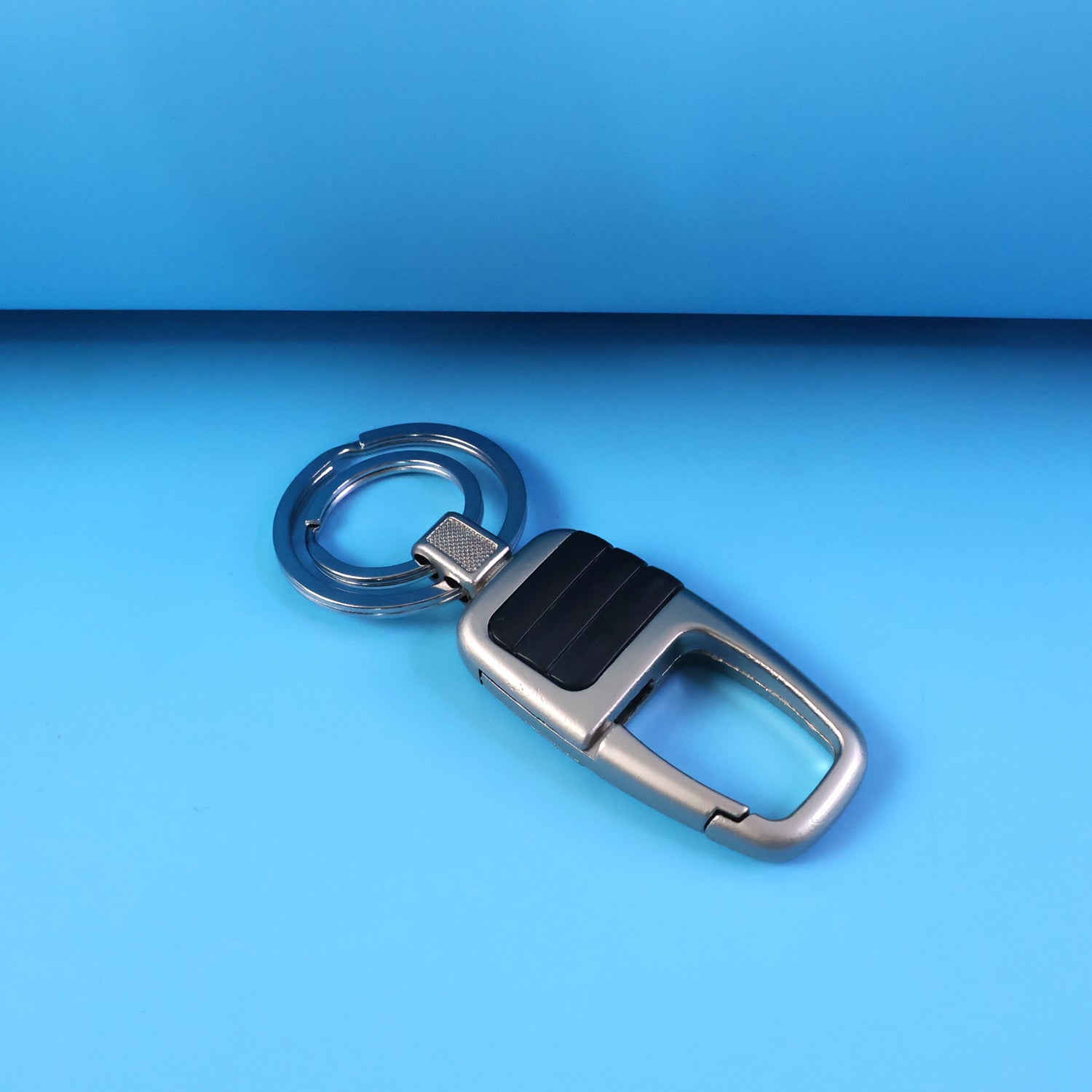 Wukusy premium metal key holder with carabiner clip, showing a sleek silver keychain with sturdy clip and keyring in close-up view.
