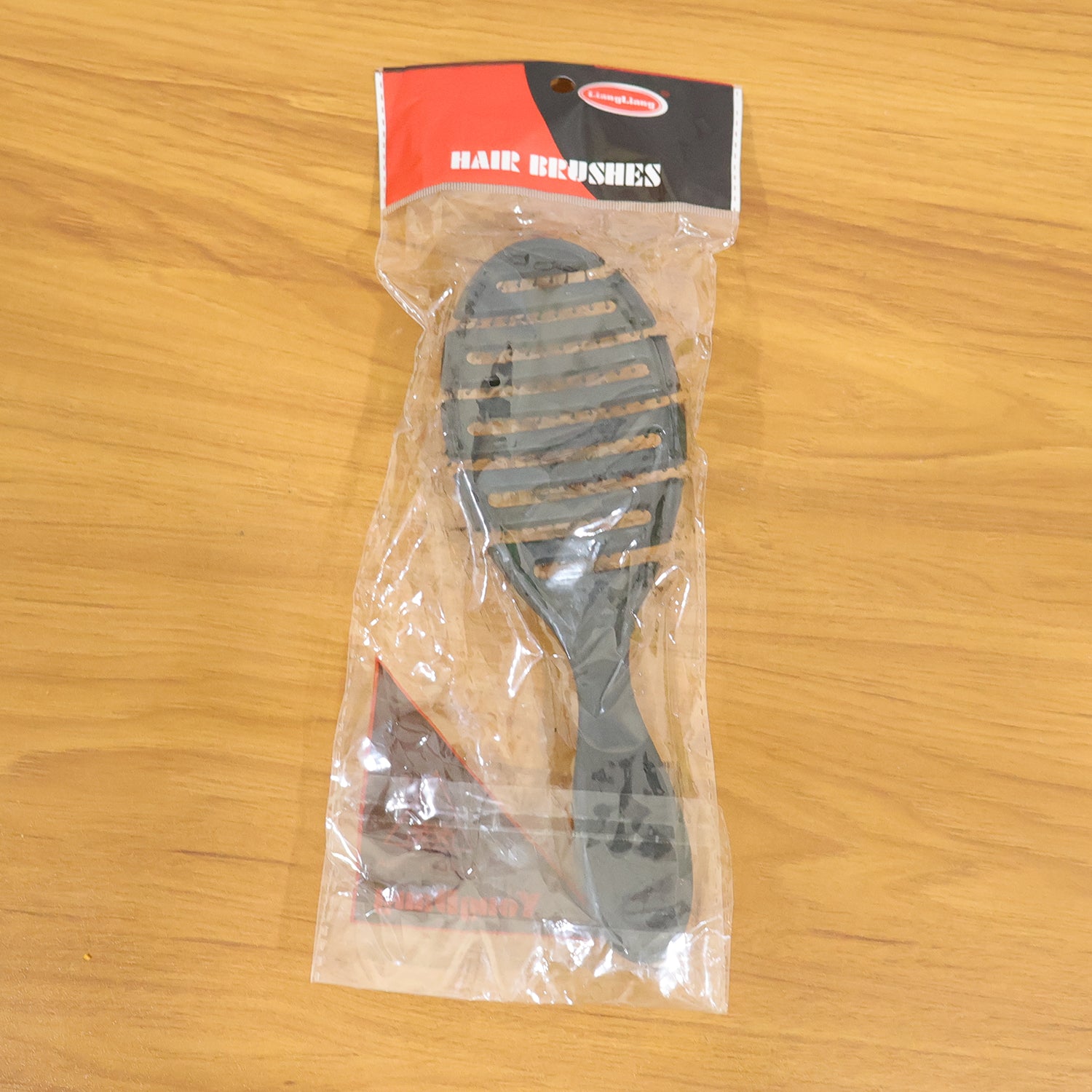 Wukusy plastic soft wide tooth detangling hair comb, lightweight and gentle for easy hair brushing and detangling.