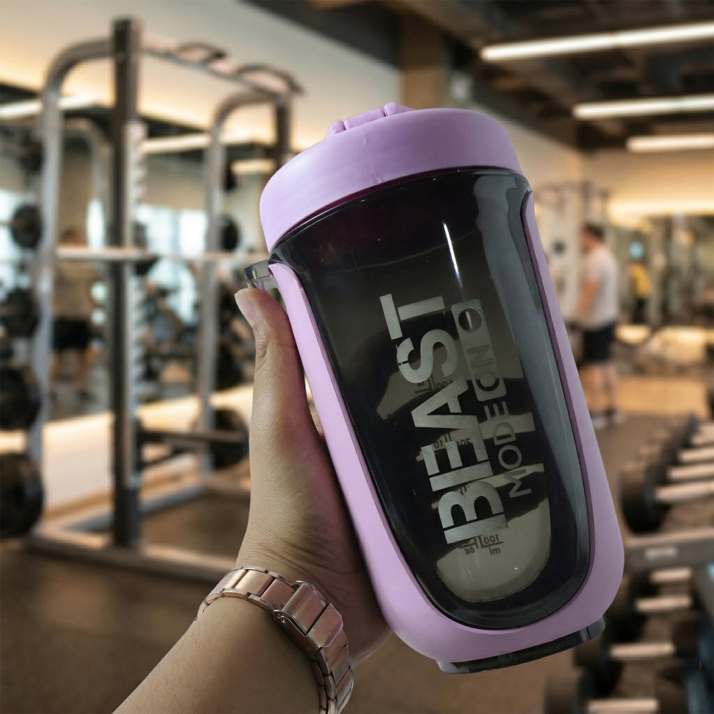 Wukusy premium leak-proof gym shaker bottle, 500ml capacity, with secure lid and measurement markings for protein shakes and smoothies.