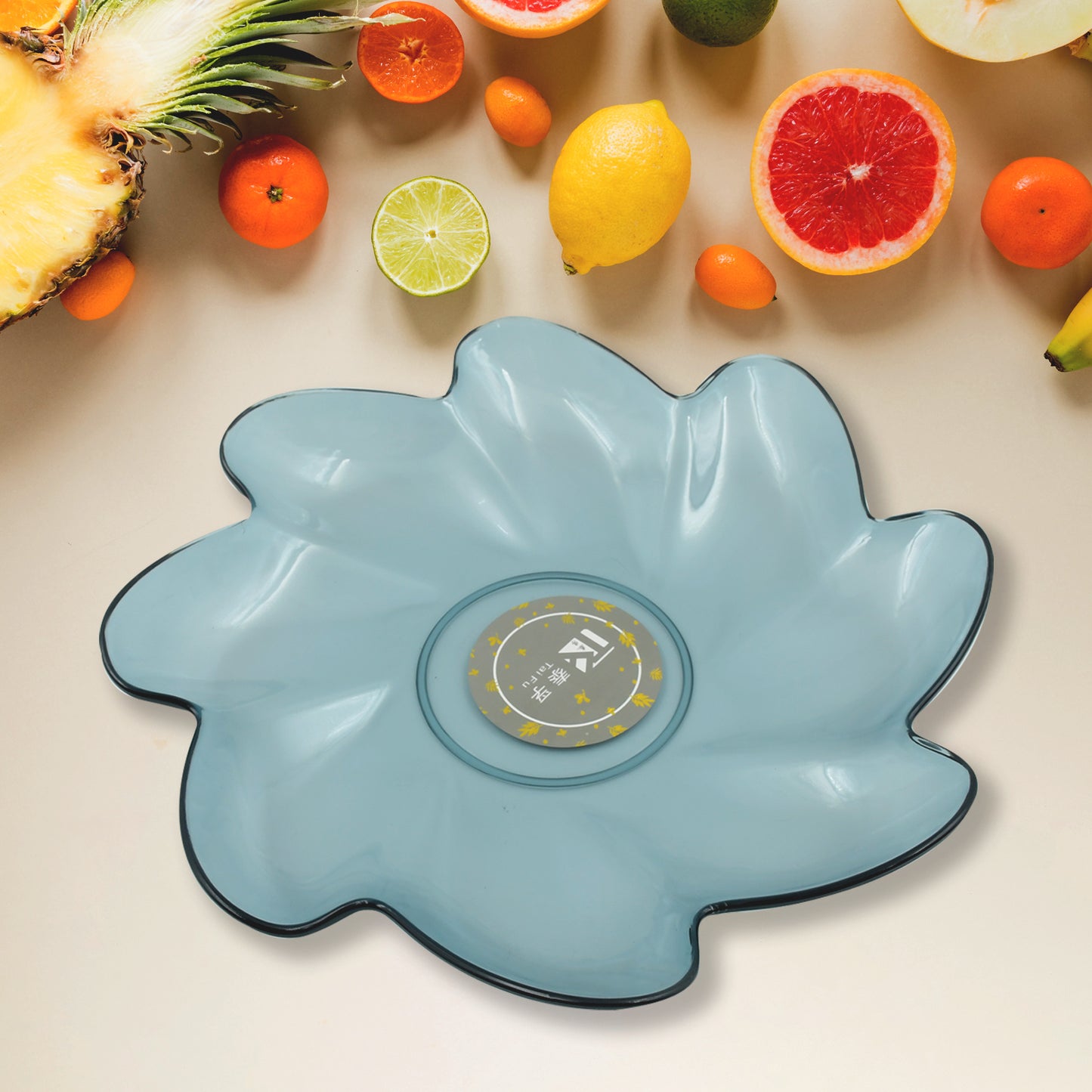 Wukusy flower-shaped plastic dinner plate with fruit and snack design, ideal for kids' parties and holiday celebrations.