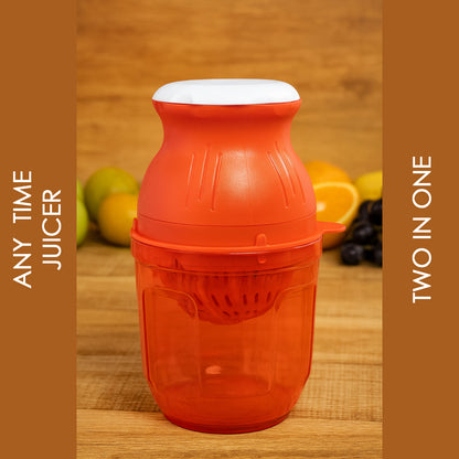 Wukusy Supermom handheld manual juicer for fresh fruit juice extraction in home and kitchen use.