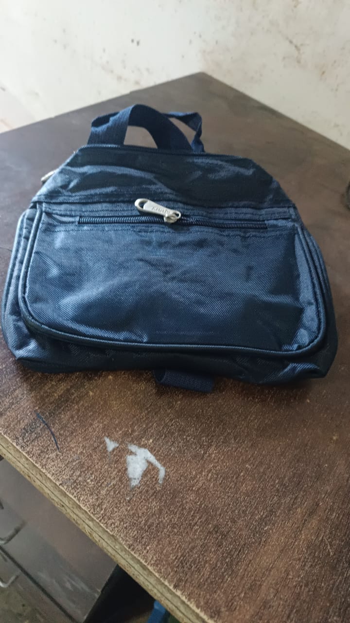Stylish Wukusy office lunch box bag for women and men, convenient and insulated for carrying meals safely.