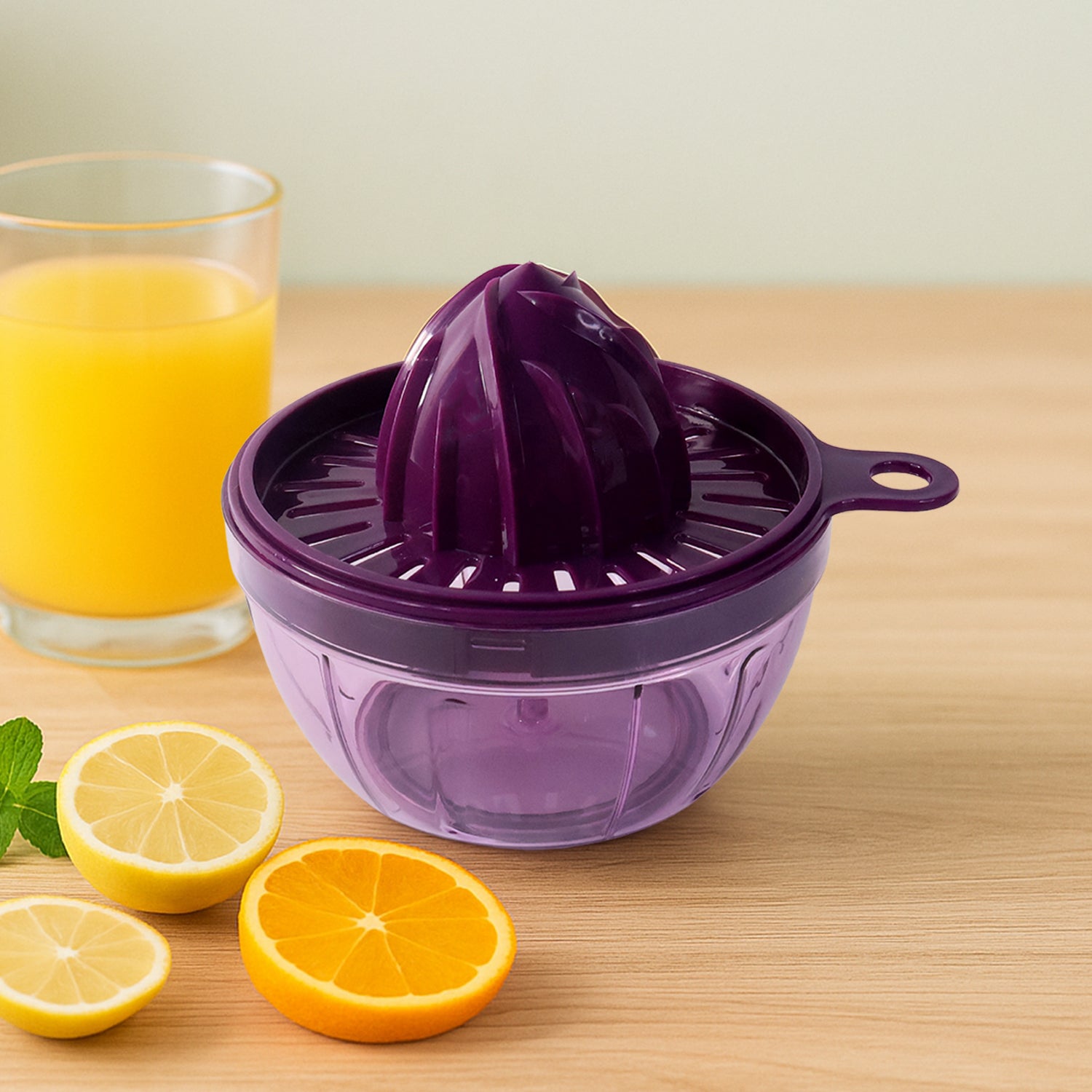 Wukusy Supermom Little Hand Juicer 650ml in bright yellow, compact kitchen tool for fresh fruit juice extraction.