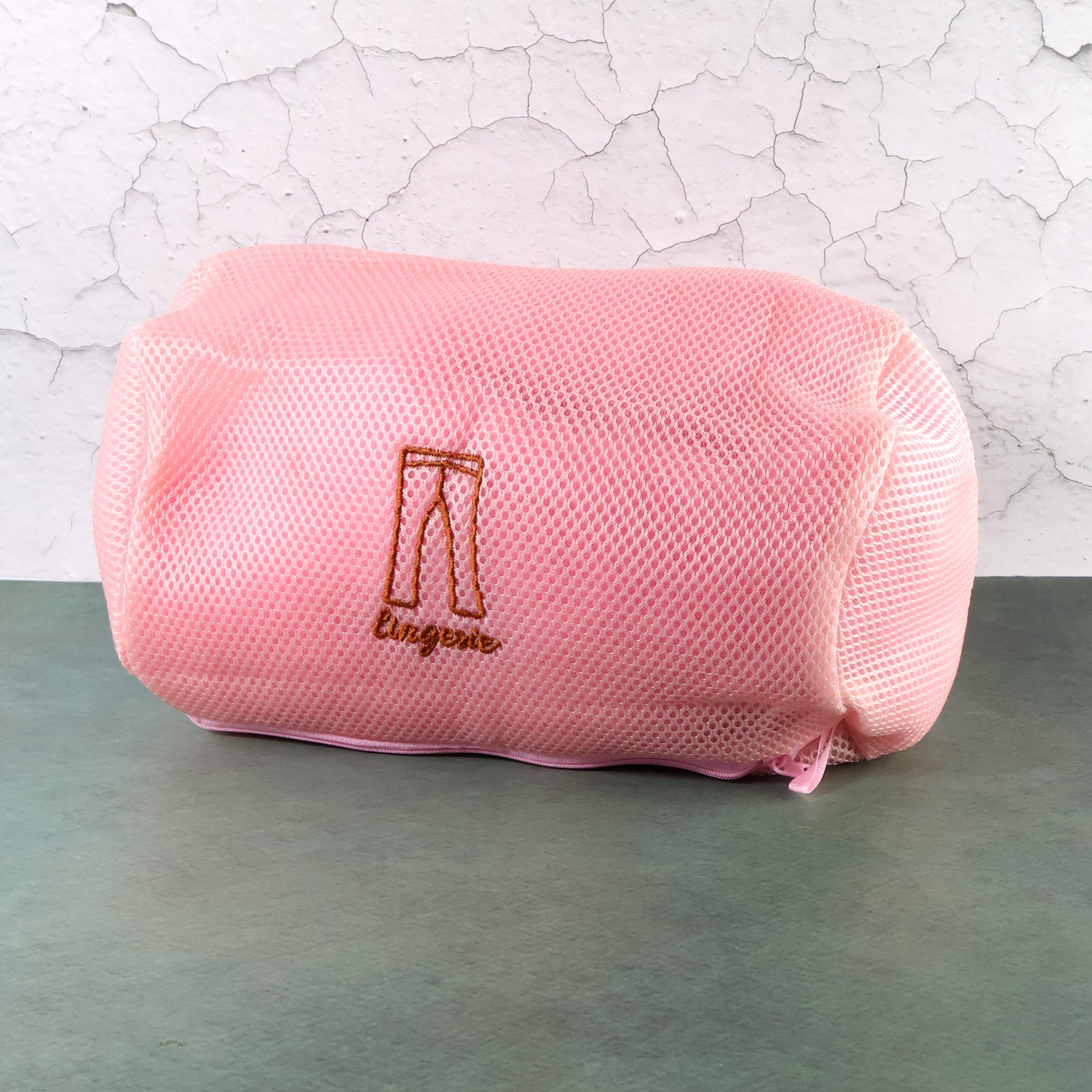 Wukusy thick 3D mesh laundry wash bag for delicate clothing, made of durable material, designed to protect laundry during washing.