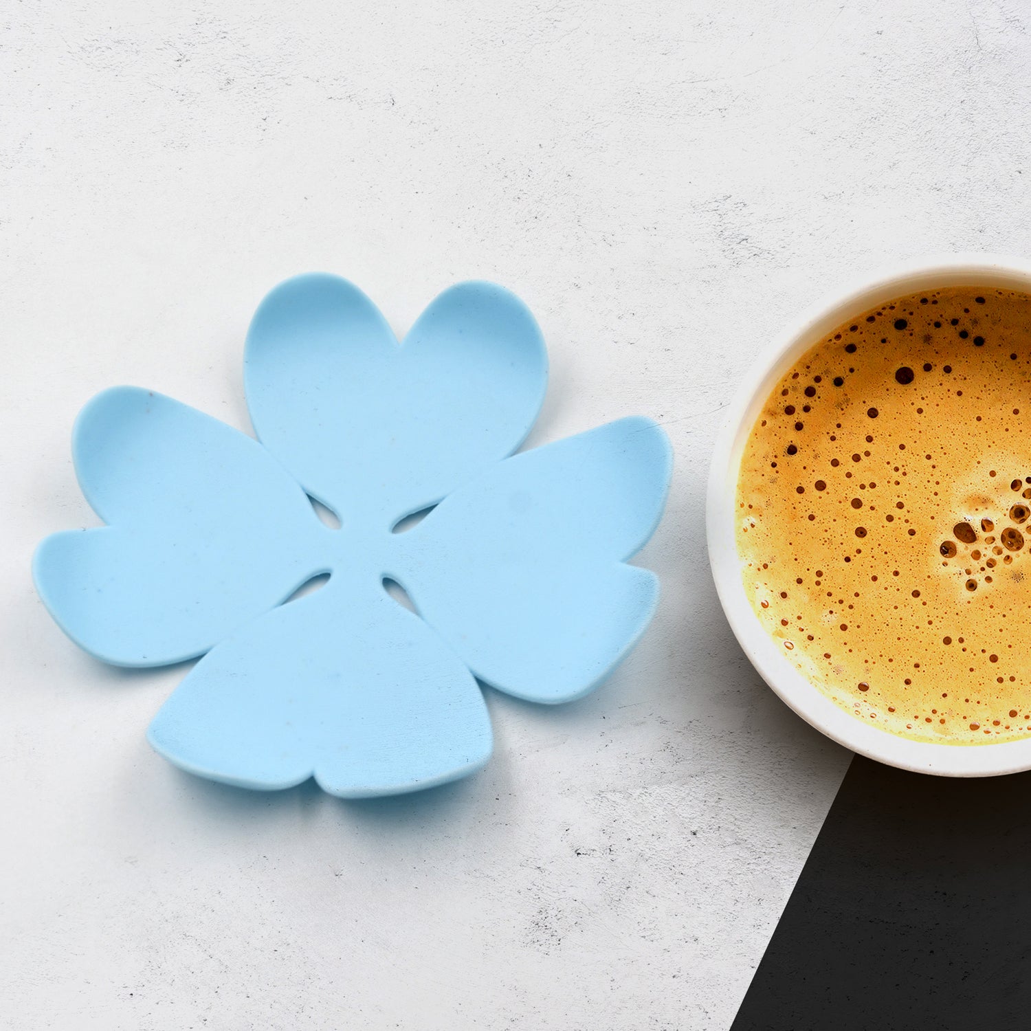 Wukusy set of 6 heat-resistant plastic coasters for glasses and mugs, suitable for coffee cups and kitchen table use.