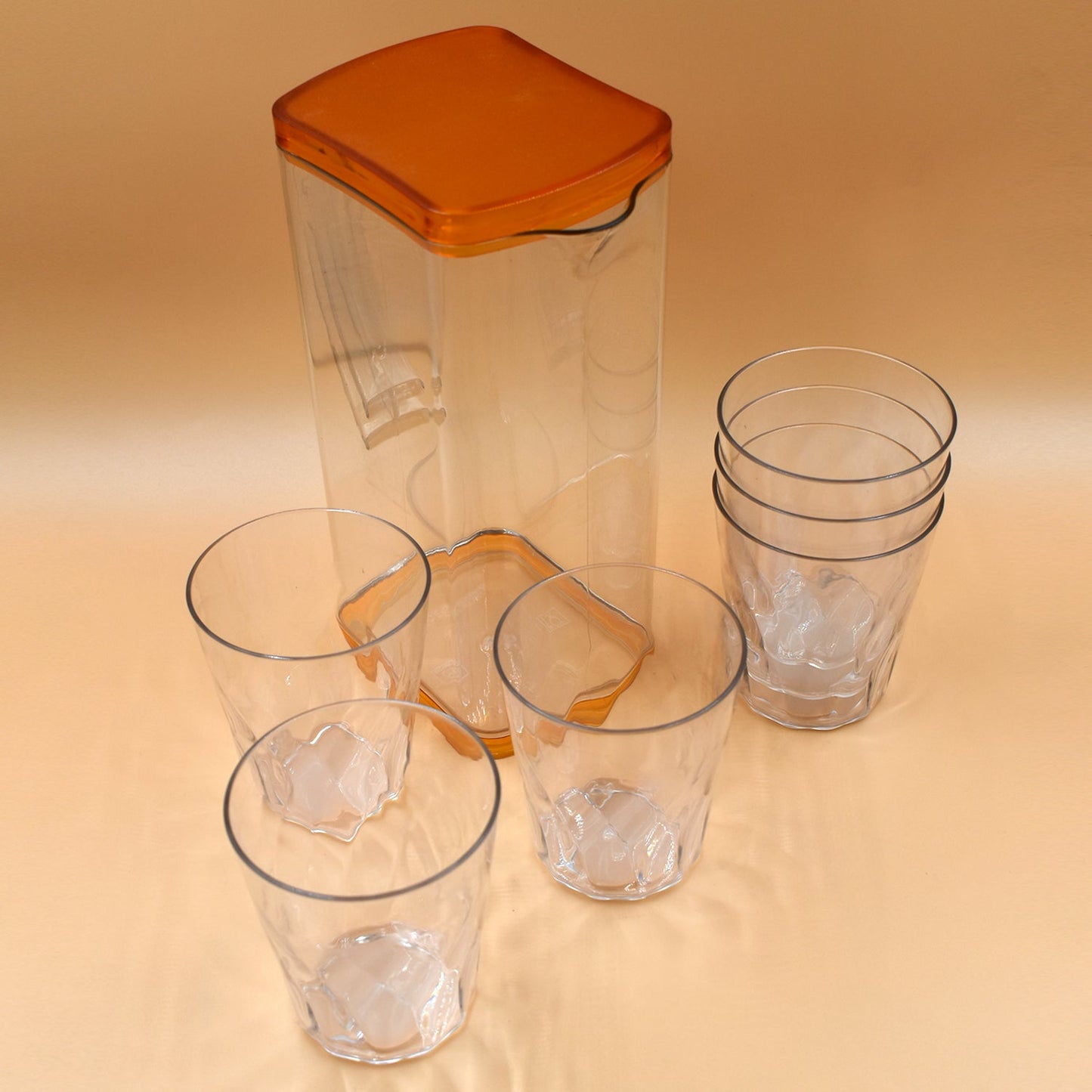 Wukusy 2246 resistant glass jug for juice, milk, or hot and cold beverages, clear kitchen tool with handle and spout.