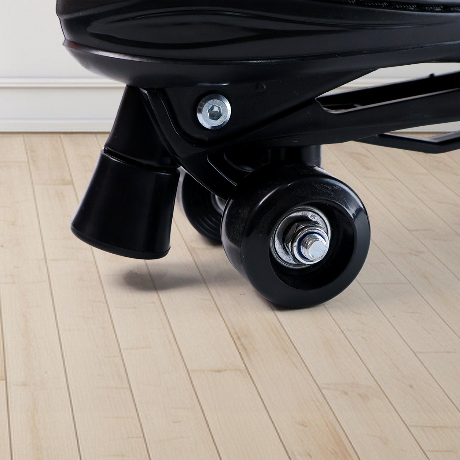 Pair of Wukusy 19401 KNX XL adjustable quad roller skates for sports, with four wheels and padded support, shown from the side.