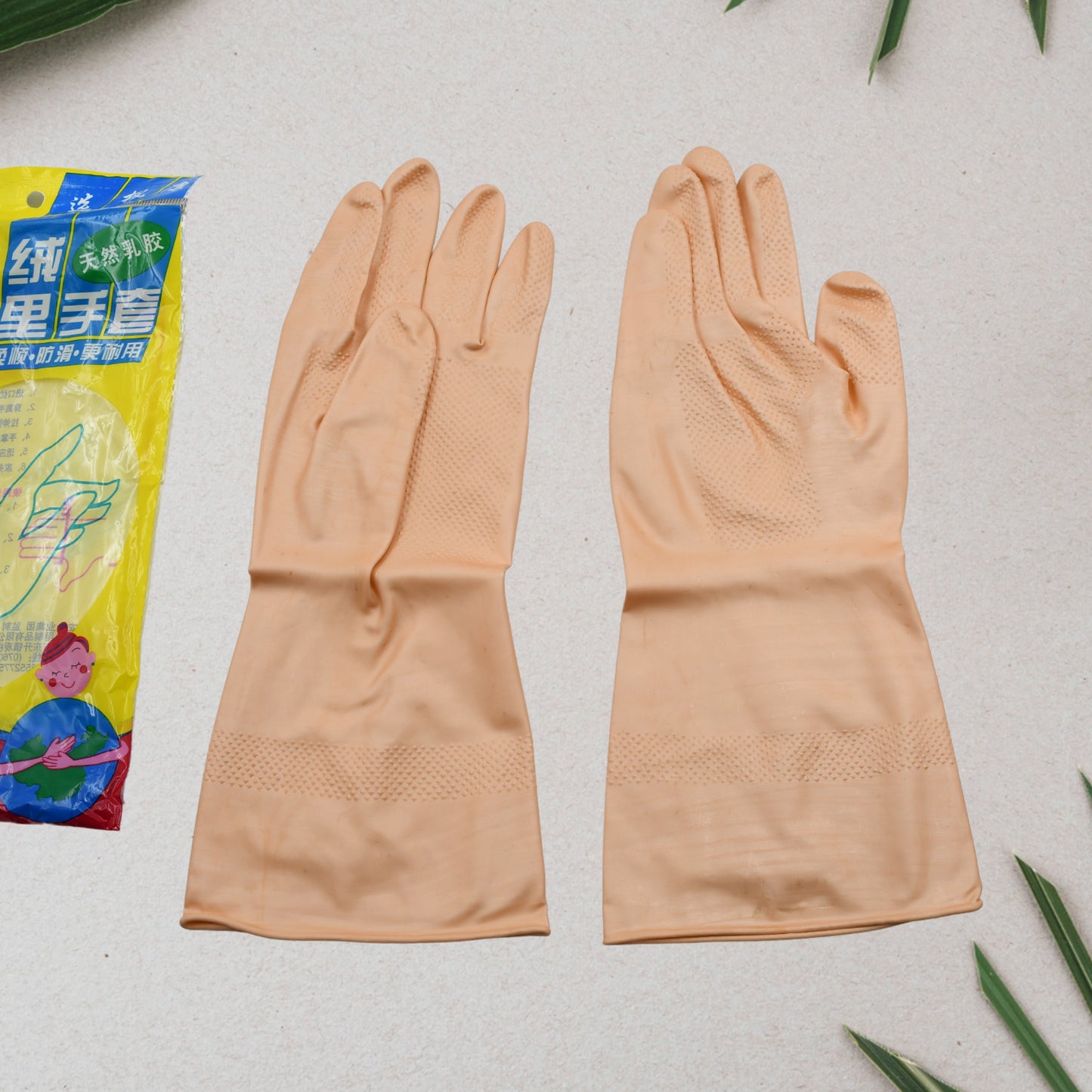 Wukusy 4855a reusable natural gum rubber cleaning gloves for home improvement, shown in a close-up image.