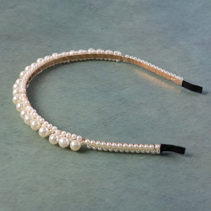 Wukusy elegant pearl-studded hairband for women, daily wear headband with sparkling pearl accents on a sleek band.