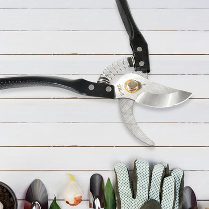 Wukusy 582 garden pruners with sharp blades and ergonomic handles for precise pruning and cutting in the garden.