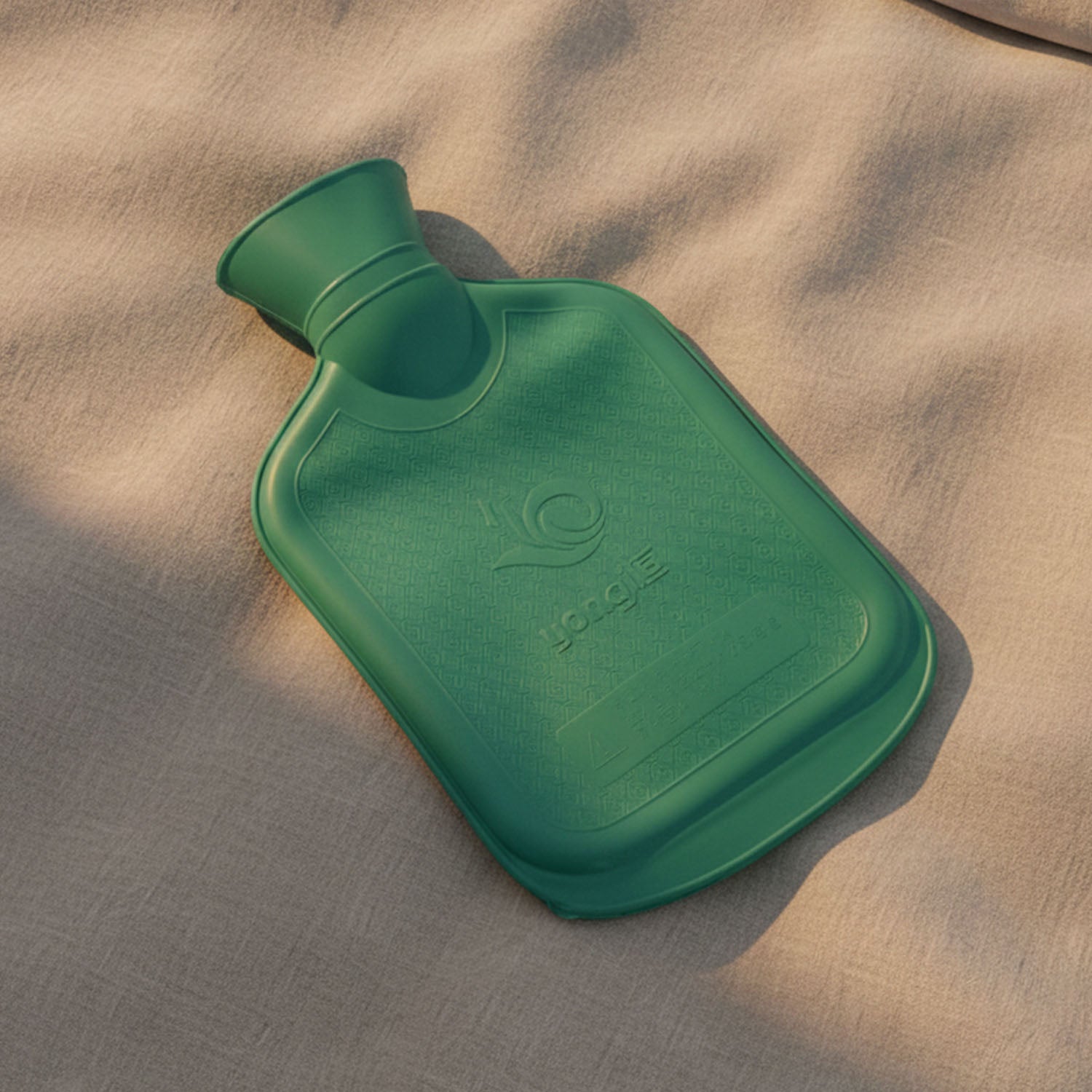 Wukusy reusable hot water bottle, 26 cm length, soft rubber, with a screw cap for hot and cold water therapy.