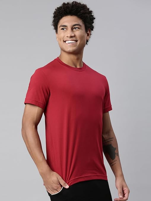 Men's regular fit red T-shirt from Seasons, made of blended fabric, shown on a model with a round neckline and short sleeves.