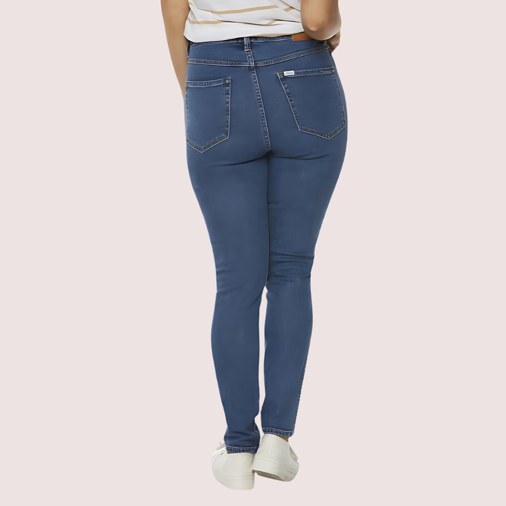 Snazzyway Chic Fit Noir Elegance Skinny Jeans in black, close-up of the fitted denim showing texture and stitching details.