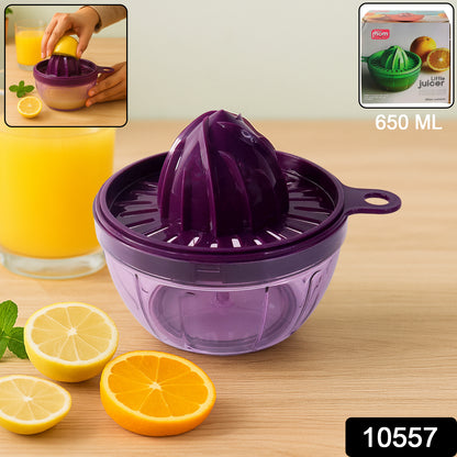Wukusy Supermom Little Hand Juicer 650ml in white with a clear container and hand-crank for fresh juice extraction.